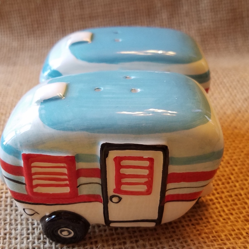 RV pull camper S&P shaker set